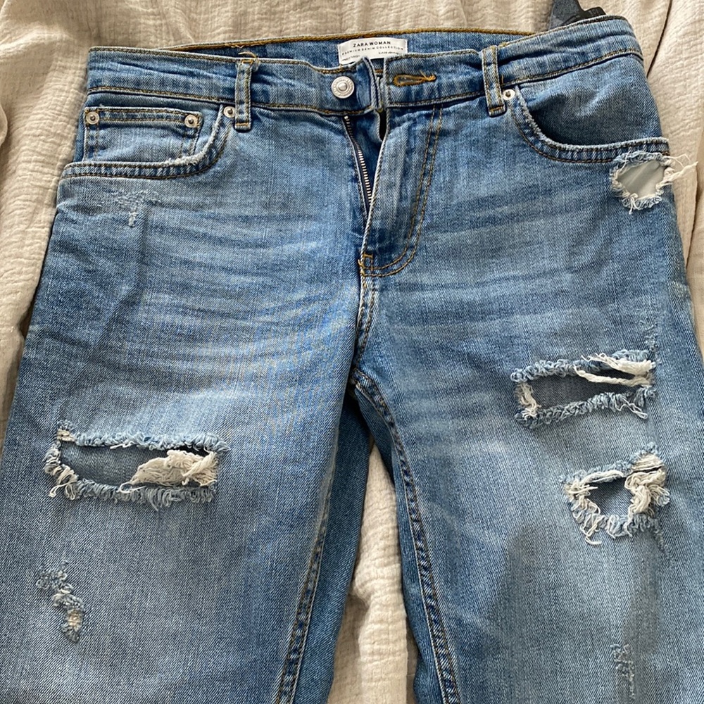 Zara woman distressed jeans. Size 4. Brand new. Never worn.